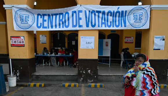 Los guatemaltecos votan el domingo en una segunda vuelta presidencial viciada por los intentos de descalificar al sorpresivo favorito, cuya promesa de romper contra la corrupción ha entusiasmado a los votantes. (Foto: Luis Acosta / AFP)