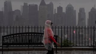 Nueva York advierte a los residentes a no subestimar la tormenta tropical Henri, que ya provoca inundaciones