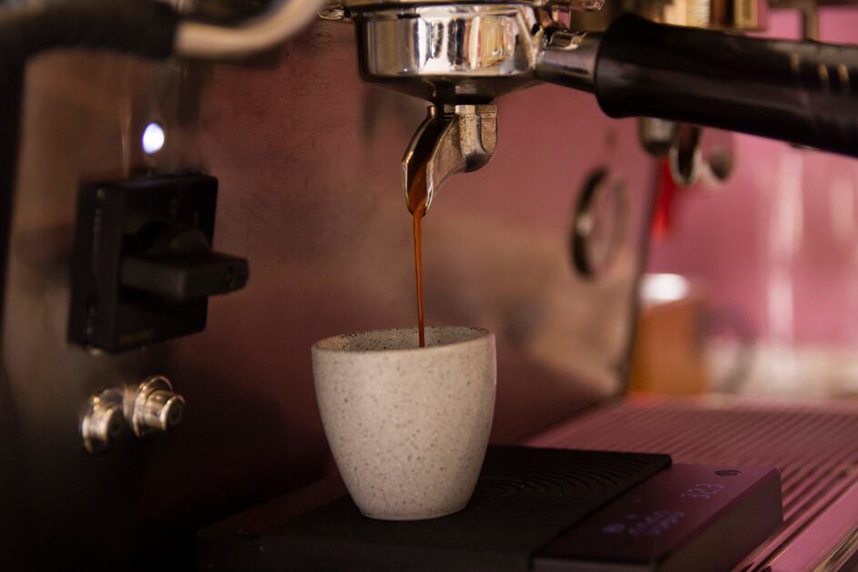 El espresso se obtiene a través de una máquina de espresso por infusión presurizada.