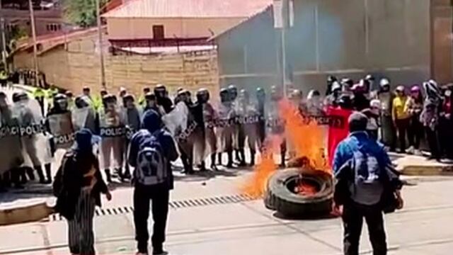 Huancavelica: universitarios protestaron durante sesión descentralizada de comisión del Congreso