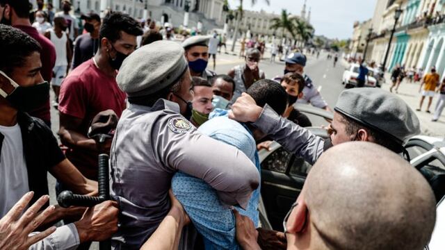 Buscan a los detenidos de protestas en Cuba en plena confusión y sin internet