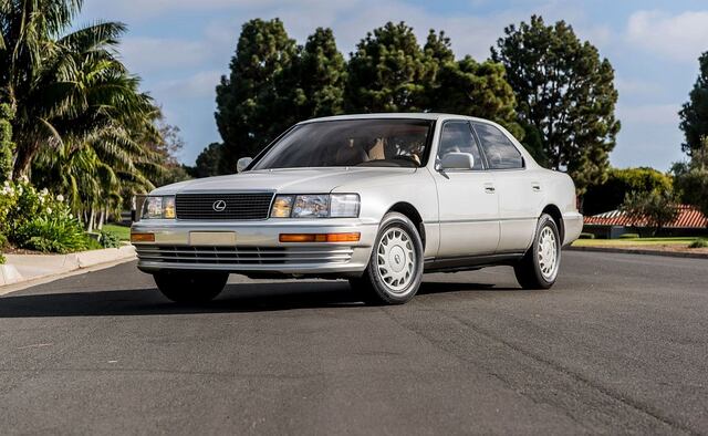 La primera generación de la berlina del segmento F Lexus LS llegó en 1989 con un potente motor a gasolina.