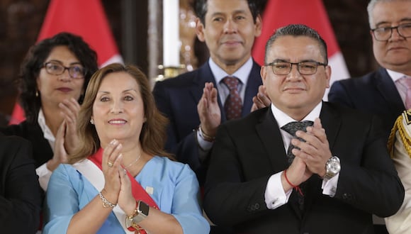 La presidenta Dina Boluarte junto a Juan José Santiváñez Antúnez en su ceremonia de juramentación. Foto: César Bueno