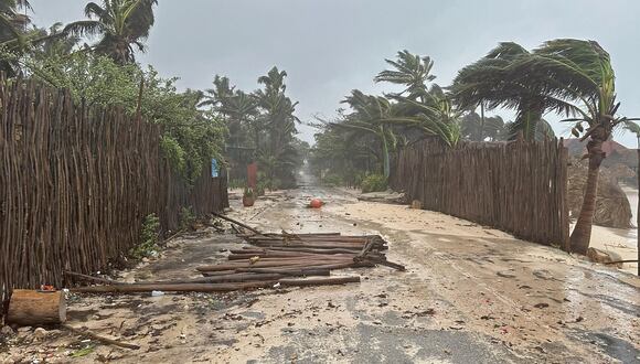 Fotografía que muestra una calle obstruida debido a los daños ocasionados durante la entrada del huracán Berly, en el municipio de Felipe Carrillo Puerto este viernes en Quintana Roo (México). EFE/Alonso Cupul