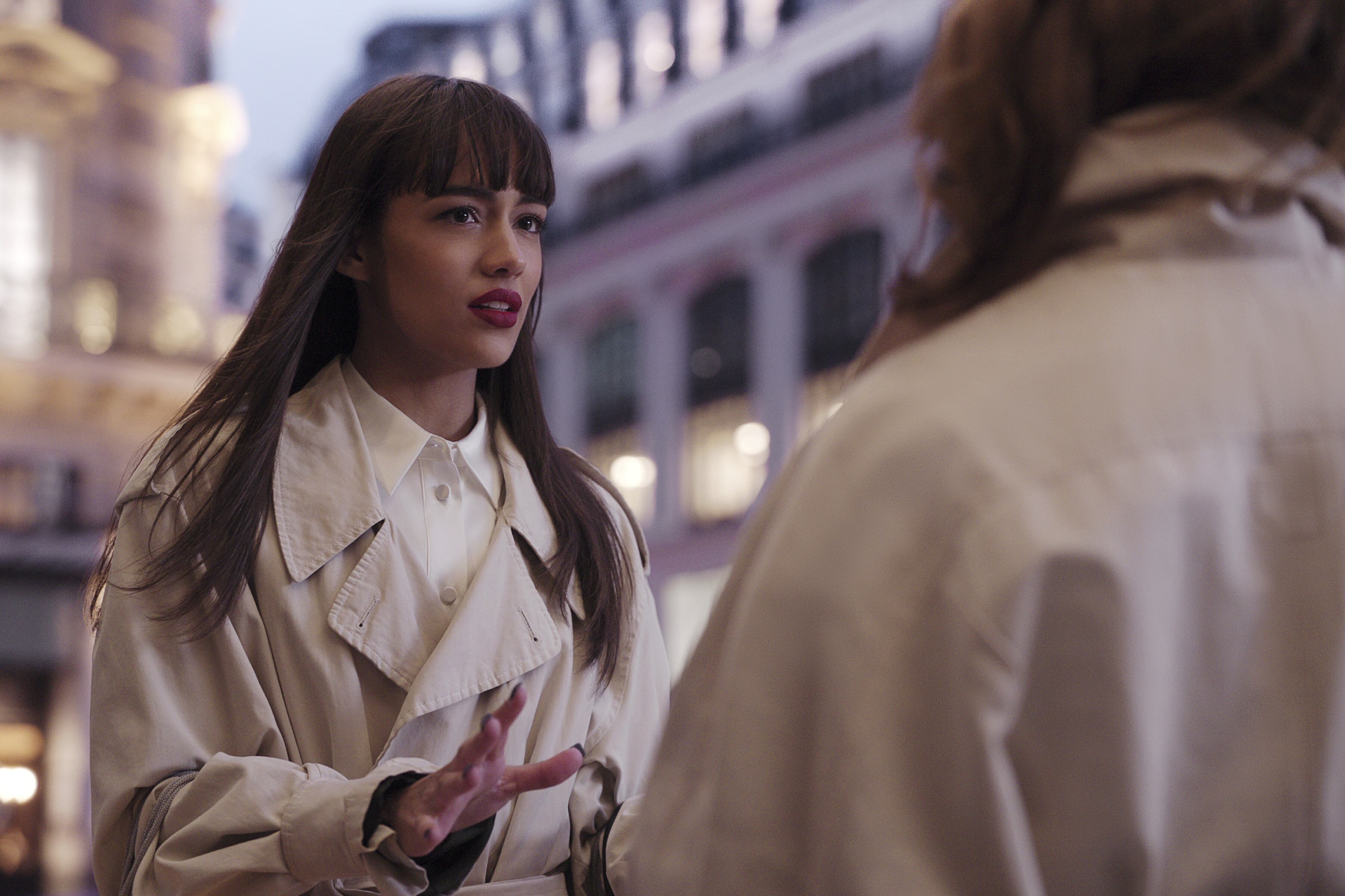 Genevieve es interpretada por la actriz francesa Thalia Besson.