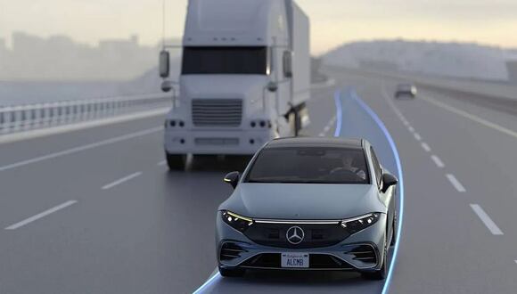 Autos de Mercedes-Benz ahora adelantan y cambian de carril de forma automática: ¿cómo?