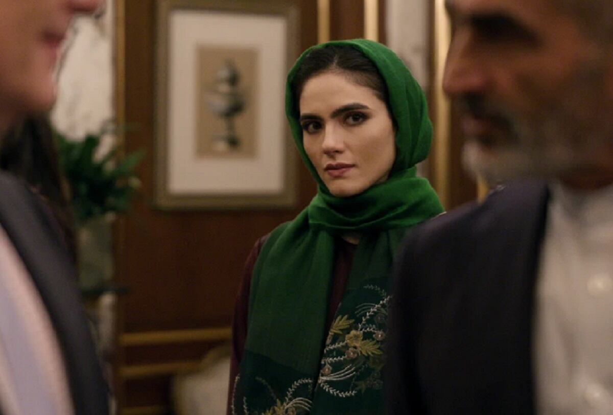 Noor (Arienne Mandi) ayuda a Peter y Rose para asegurar la seguridad de su familia en la temporada 2 de "El agente nocturno" (Foto: Netflix)
