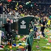 La tradicional “lluvia de peluches” volvió a ser protagonista en un partido del Real Betis, con miles de juguetes arrojados al campo para ser donados a niños en situación vulnerable durante las fiestas navideñas.
