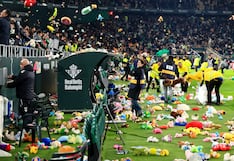 Lluvia de solidaridad en Navidad: hinchas del Real Betis cubrieron la cancha de peluches en un gesto que emocionó a todos