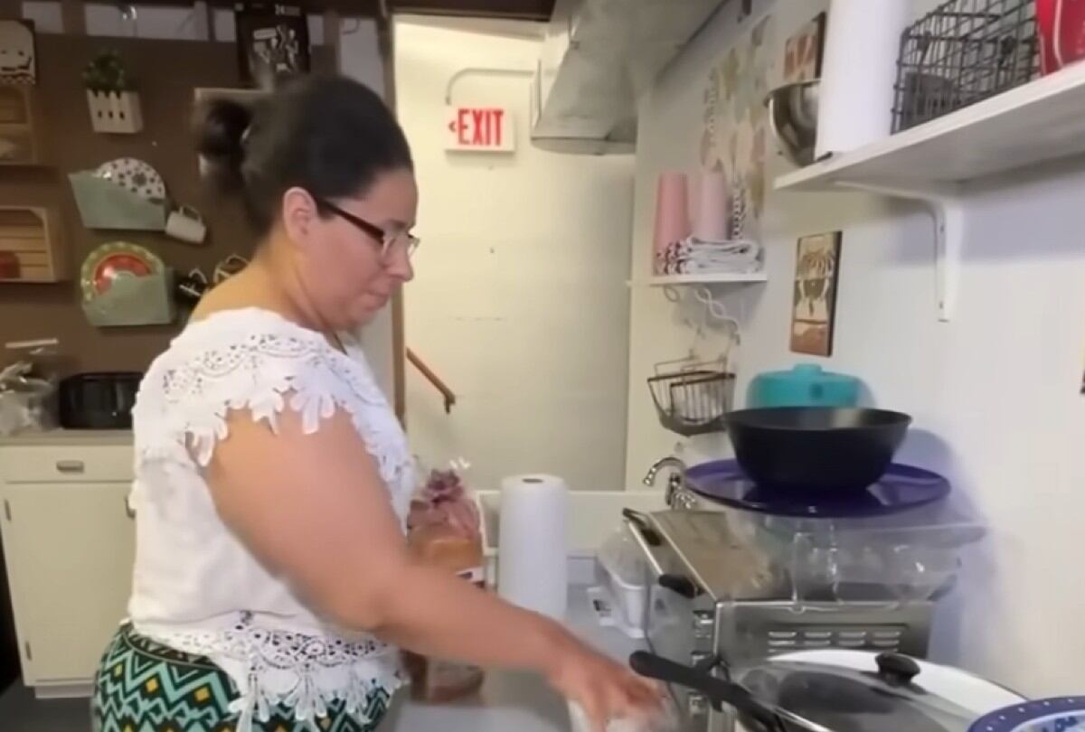 Karen enfrenta un diagnóstico de cáncer tiroideo que dificulta su acceso a tratamiento médico por falta de seguro. | Crédito: YouTube Univision Noticias