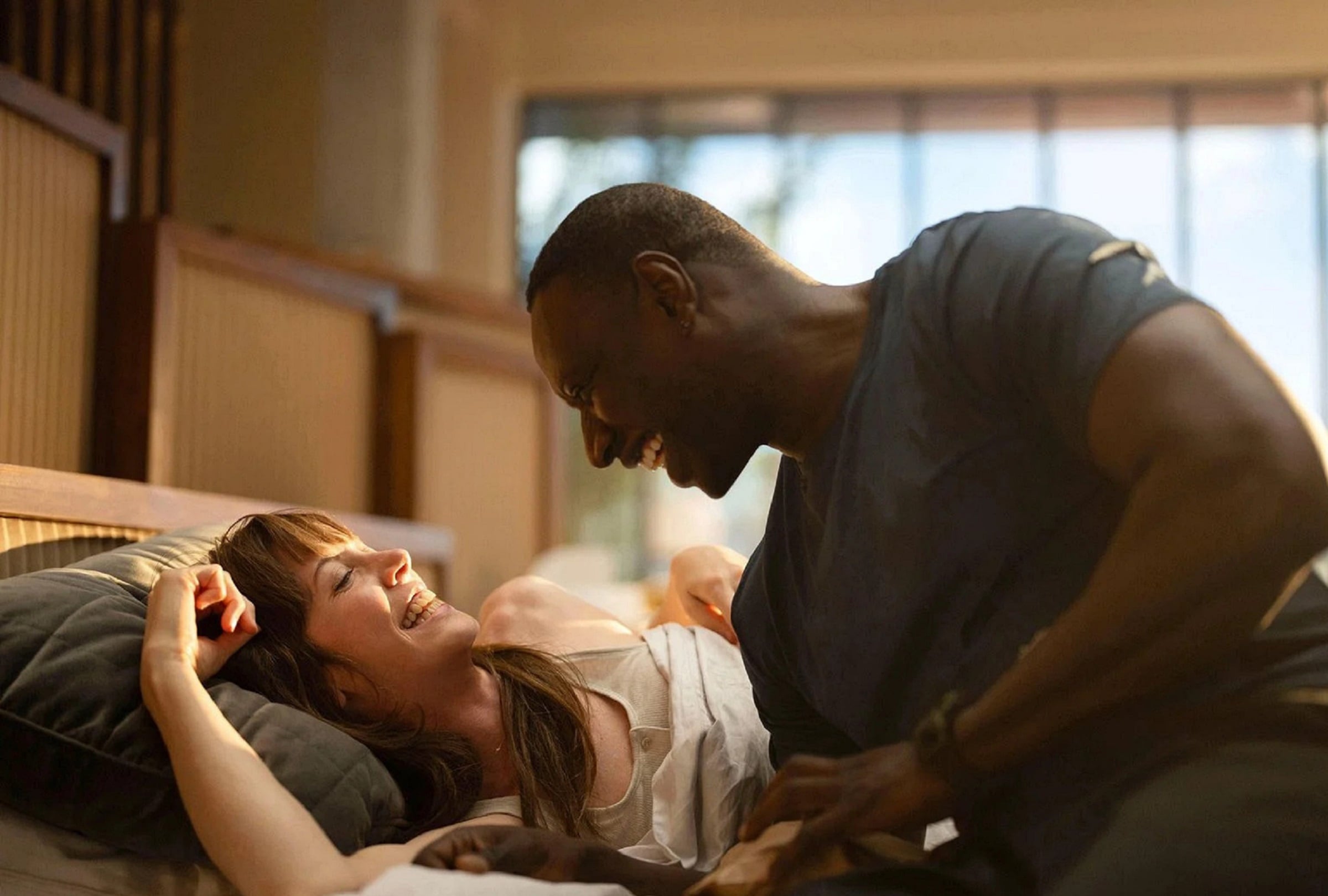 Marion (Sara Giraudeau) y Abel Camara (Omar Sy) retoman su romance al final de la película francesa "French Lover" (Foto: Netflix)