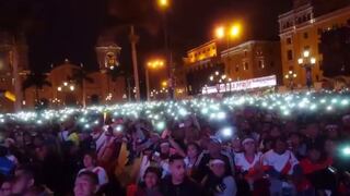 Plaza de Armas: los hinchas peruanos y el emotivo canto del Himno Nacional [VIDEO]