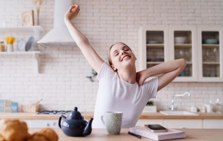 Más allá de la temperatura, lo importante es mantenerse hidratado a lo largo del día. (Foto referencial: Freepik)