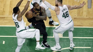 Cavaliers vs. Celtics: LeBron James y su descomunal canasta frente a tres rivales |VIDEO