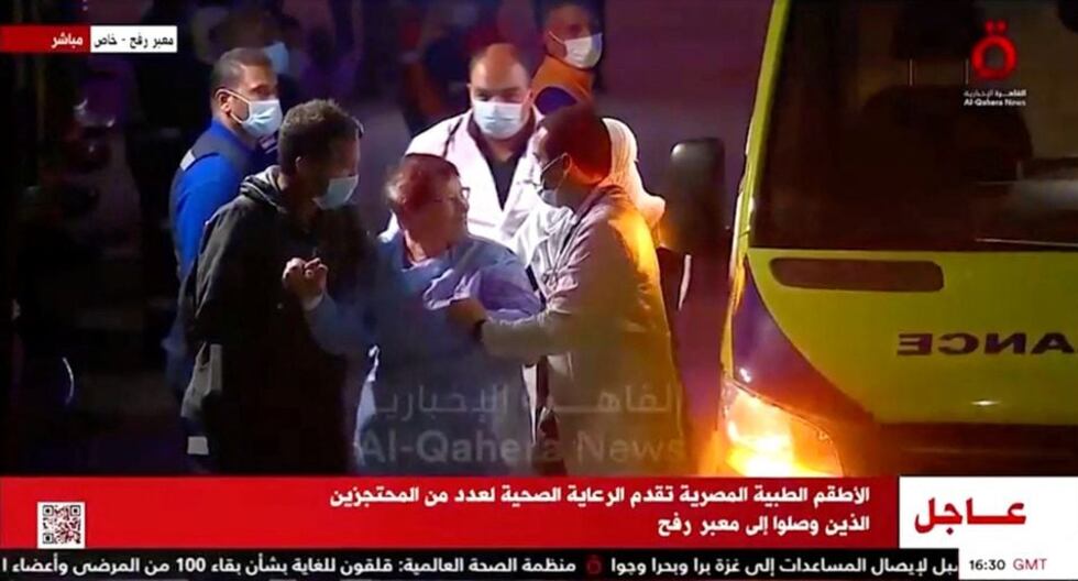 Una de las rehenes israelíes liberadas por Hamas es recibida por personal médico tras llegar en un convoy a Egipto desde Gaza.