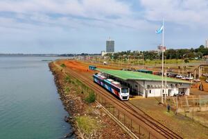 Este tren de Sudamérica logra unir dos países vecinos en solo 15 minutos