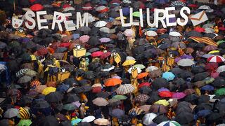 Miles protestan en Cataluña por la suspensión del referéndum