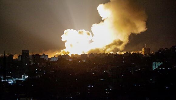 El humo se eleva tras un ataque aéreo israelí en el barrio de Al-Ramal en la ciudad de Gaza el 10 de octubre de 2023. (Foto de EFE/EPA/MOHAMMED SABER)