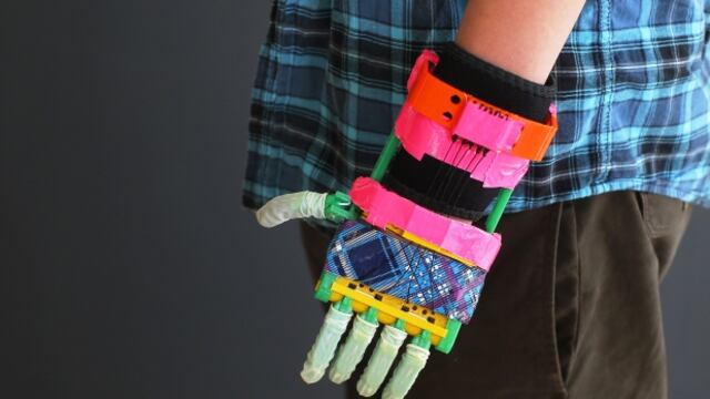 Producirán en Guatemala prótesis de manos con impresoras 3D