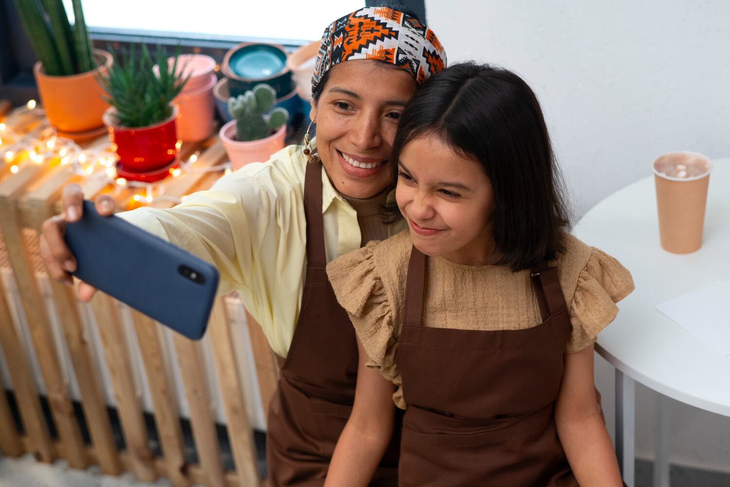 Mamás buscan estar más cerca de sus hijos usando la tecnología. (Foto: freepik.es)