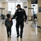 Nueva York destina $7.25 millones para proteger a niños inmigrantes que quedaron sin abogados: así funcionará la ayuda