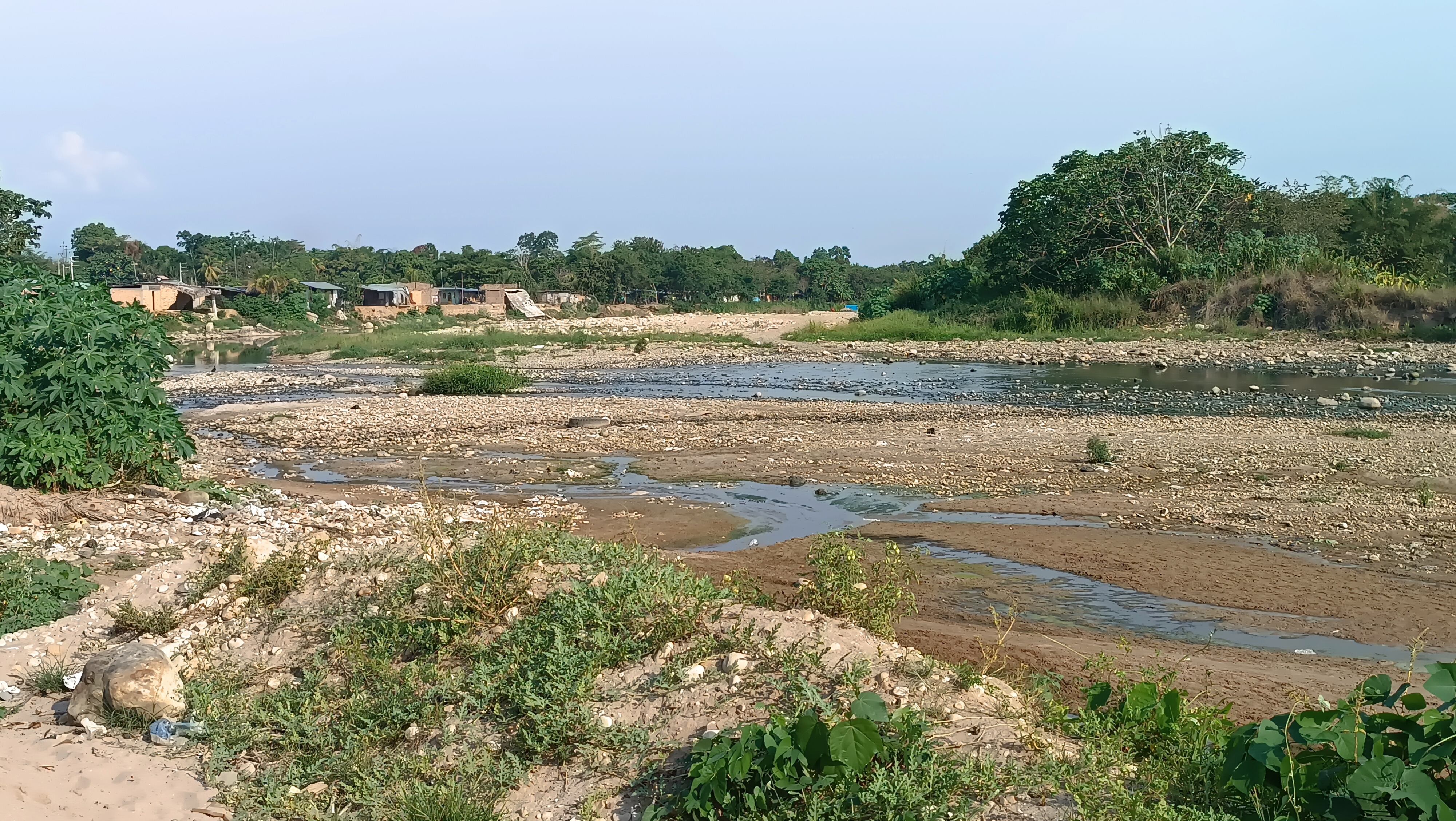 Bajo caudal del Río Cumbaza. Foto: Hugo Anteparra.