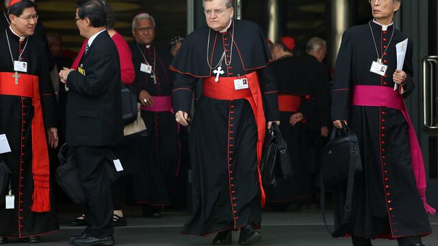 Mientras el Papa defiende a los migrantes, cardenales coquetean con extrema derecha