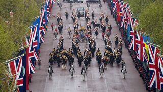 Carlos III y Camila inician la procesión a Buckingham tras ser coronados reyes del Reino Unido
