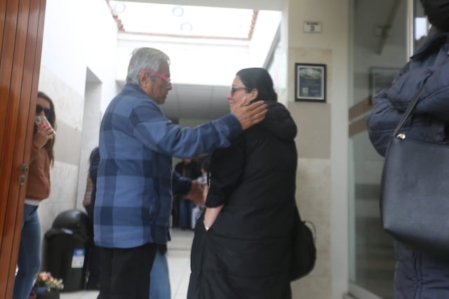 En medio de la tristeza, allegados acompañan a la familia del periodista en la capilla Virgen de Fátima. Foto: Violeta Ayasta /@photo.gec