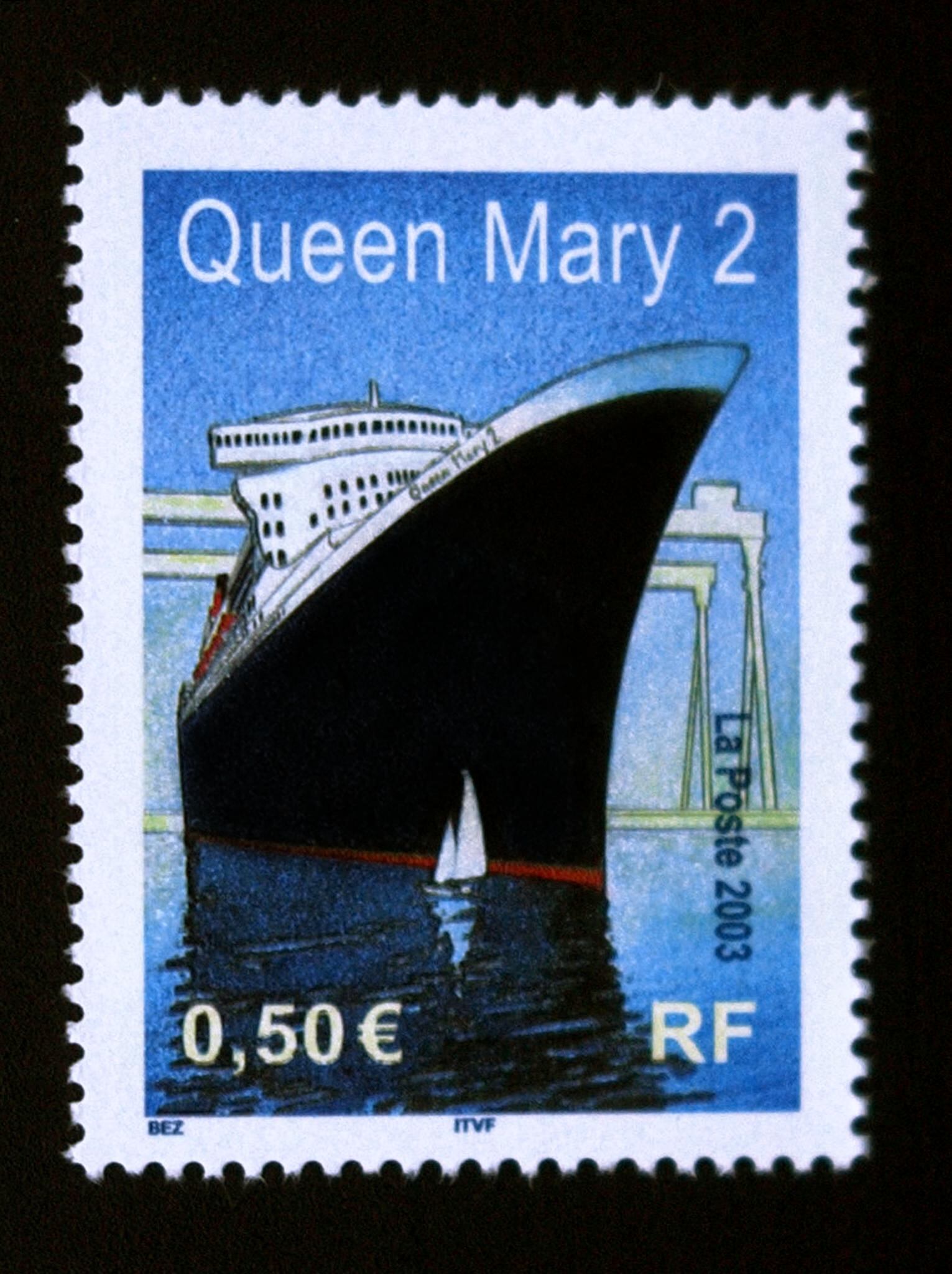 La fotografía tomada el 15 de diciembre de 2003 muestra un sello diseñado por Michel Bez que representa el crucero oceánico "Queen Mary 2" en el astillero de Saint-Nazaire, en el oeste de Francia. Foto: Frank PERRY/AFP