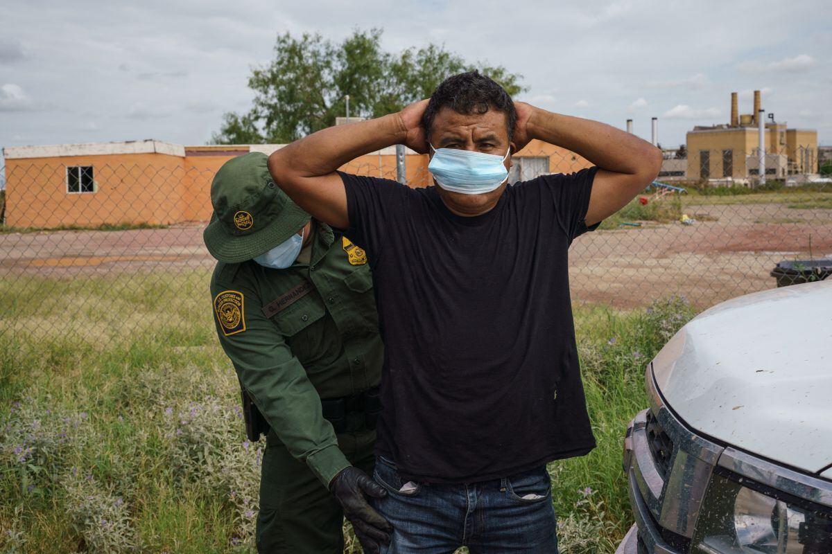 Un mexicano del estado de Oaxaca, que intentó ingresar a Estados Unidos para trabajar, es buscado por un agente de la Patrulla Fronteriza de Estados Unidos en Sunland Park, Nuevo México, el 1 de septiembre de 2021 (Foto: Paul Ratje / AFP)