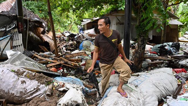 El tsunami "se lo llevó todo", relata un sobreviviente del horror en Indonesia