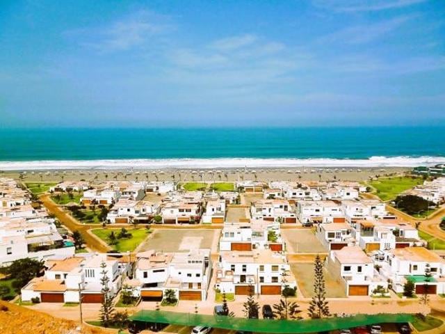 Presión para pagar rápido. Frases como “hay varios interesados” o “me acaban de llamar” buscan evitar que la víctima verifique la información.