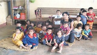 Más de 130 niños asháninkas estudian sentados en el suelo