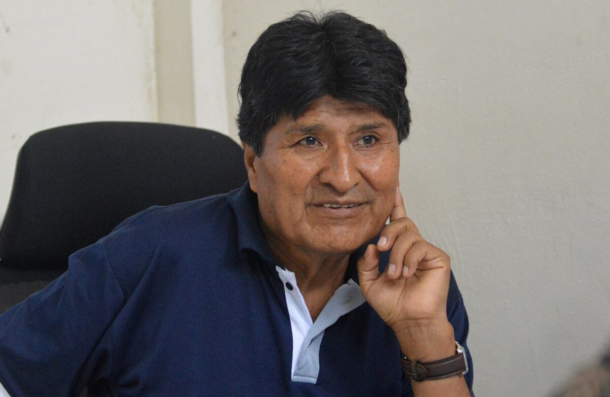 El expresidente de Bolivia, Evo Morales, hace un gesto durante una entrevista en el pueblo de Lauca Ñ, departamento de Cochabamba, Bolivia, el 3 de noviembre de 2024. (Foto de FERNANDO CARTAGENA / AFP)