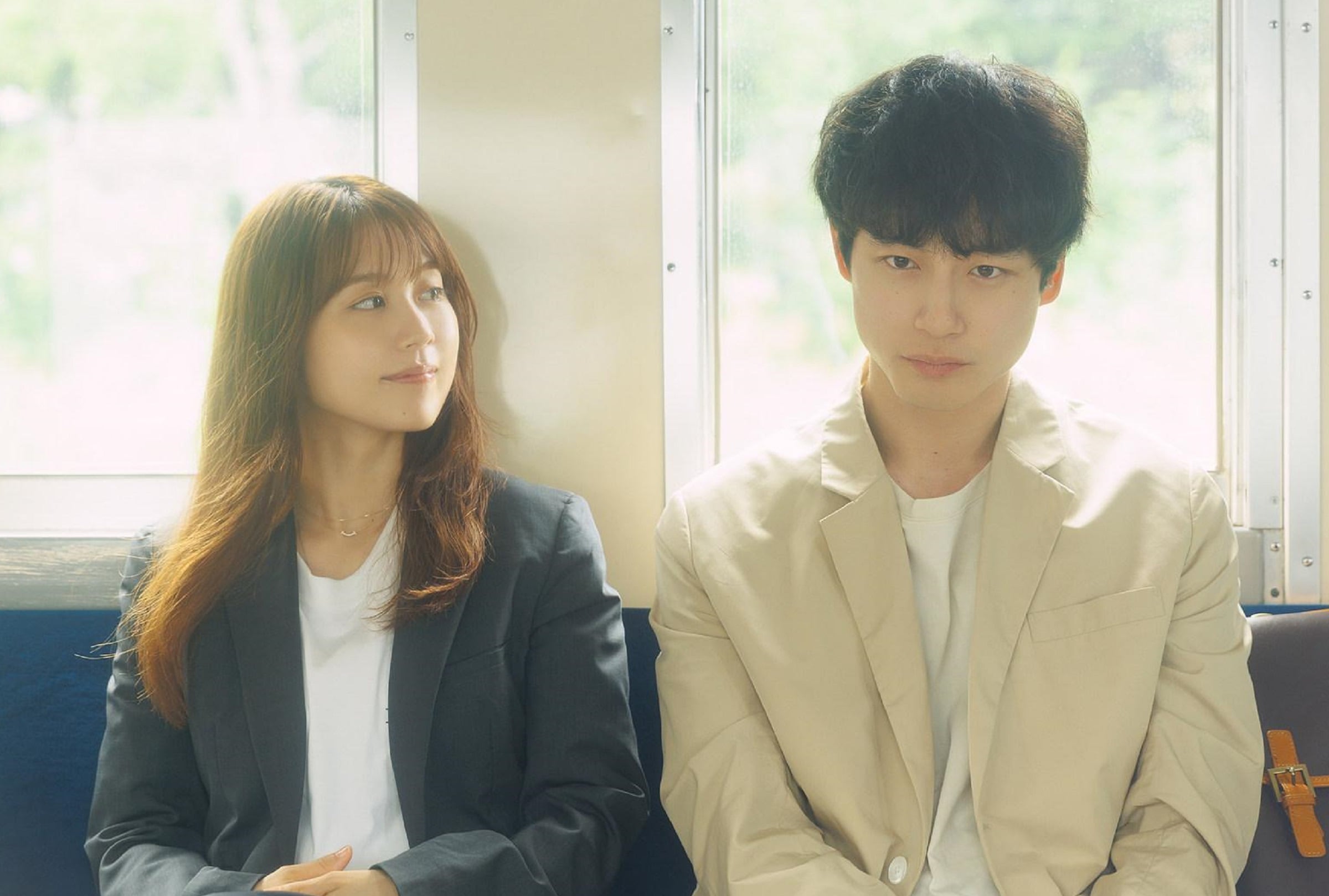 Saeko (Kasumi Arimura) conoce a Naruse (Kentaro Sakaguchi) en un viaje de tren en la serie japonesa "Más allá del adiós" (Foto: Netflix)