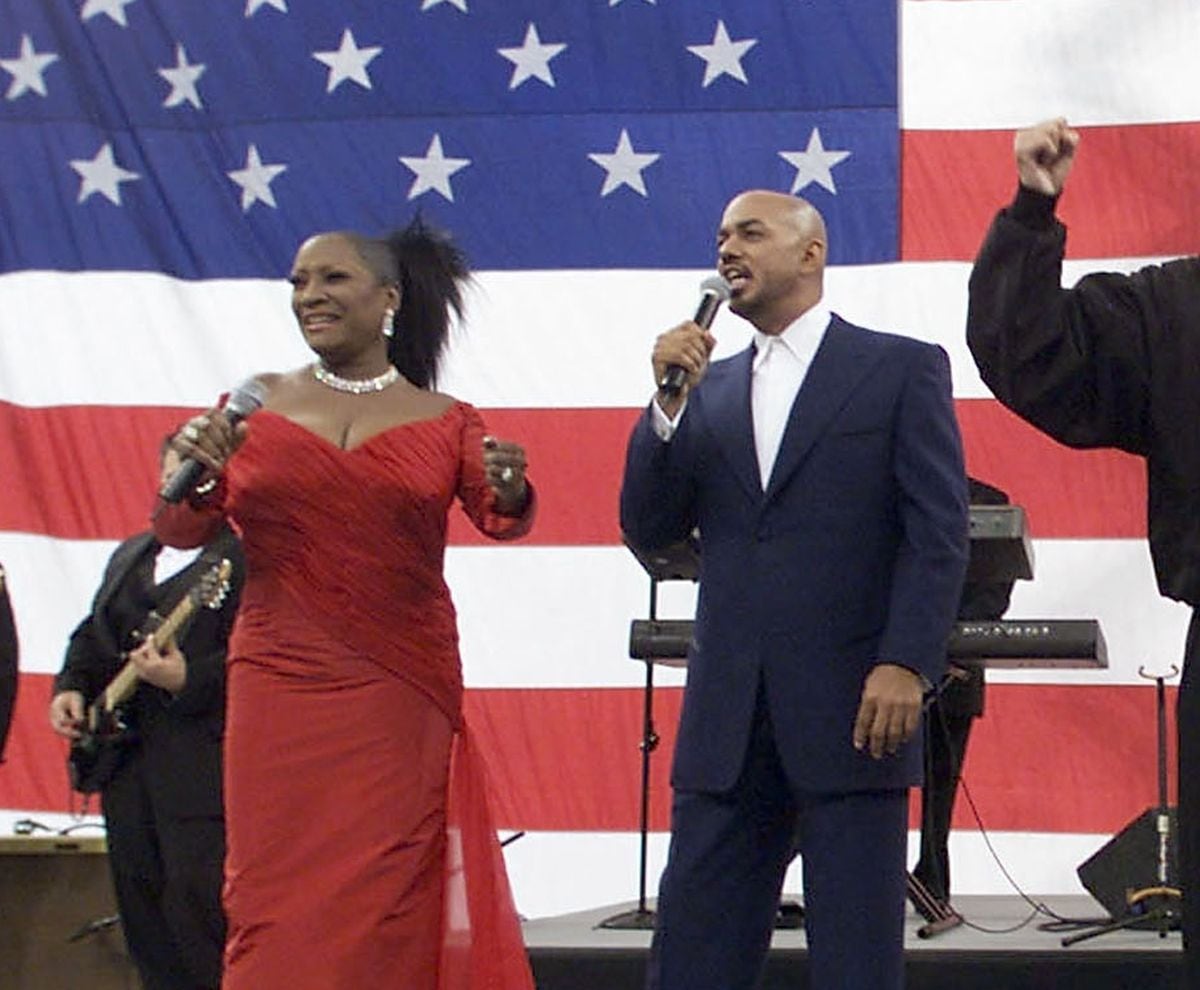 James Ingram y otros artistas actúan el 3 de febrero de 2002 en el Louisiana Superdome antes del Super Bowl XXXVI en Nueva Orleans, Louisiana (Foto: Jeff Haynes / AFP)