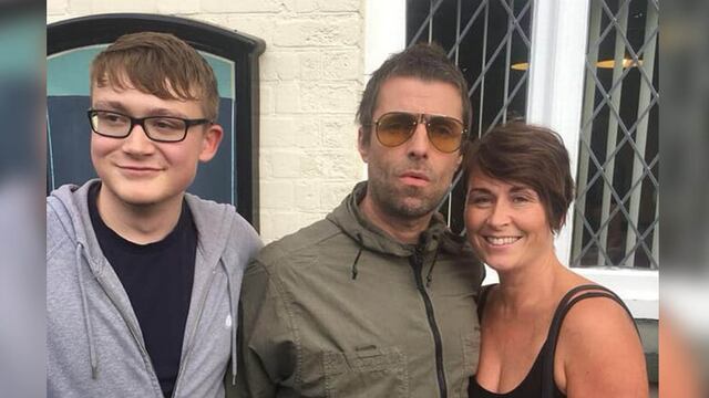 Liam Gallagher sorprende a clientes de un pub al ir a almorzar con su familia | FOTOS