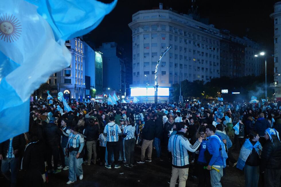 Aficionados de Argentina celebran este sábado, tras la clasificación de su selección a semifinales del Mundial de la FIFA 2026 en Buenos Aires. Foto: EFE/Adan González
