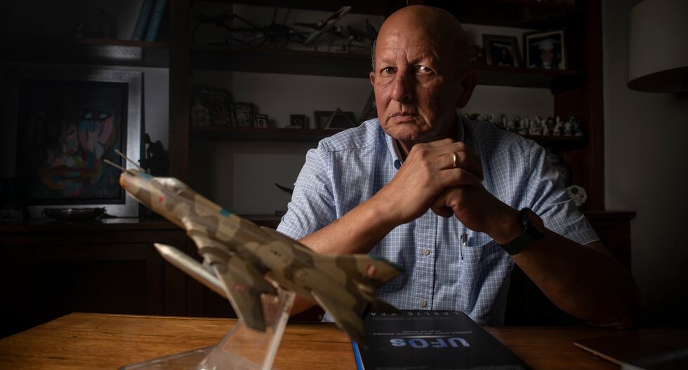 El comandante FAP (r) Oscar Santa María, ingresó a la fuerza aérea por tradición familiar. Hasta el incidente de La Joya no creía en la posibilidad de vida extraterrestre. (Foto: Elías Alfageme).