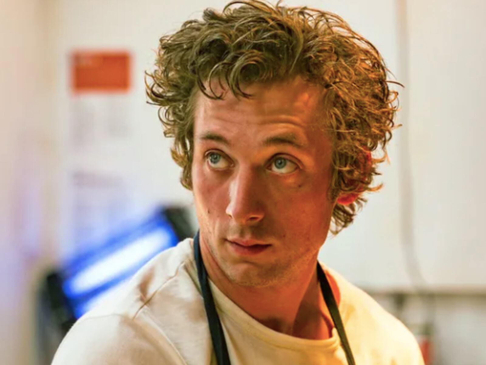 Allen White se prepara para el estreno de la cuarta temporada de la serie ganadora del Emmy ‘The Bear’. (Foto: Disney Platform Distribution / Composición)