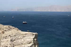 Irán dice haber atacado un buque de apoyo militar de EE.UU. cerca del puerto de Omán