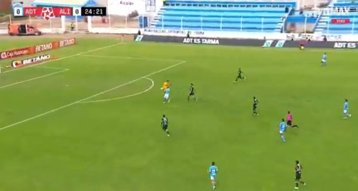 En su lugar ingresó el joven golero Ángel de la Cruz. Gabriel Costa dejó el campo.