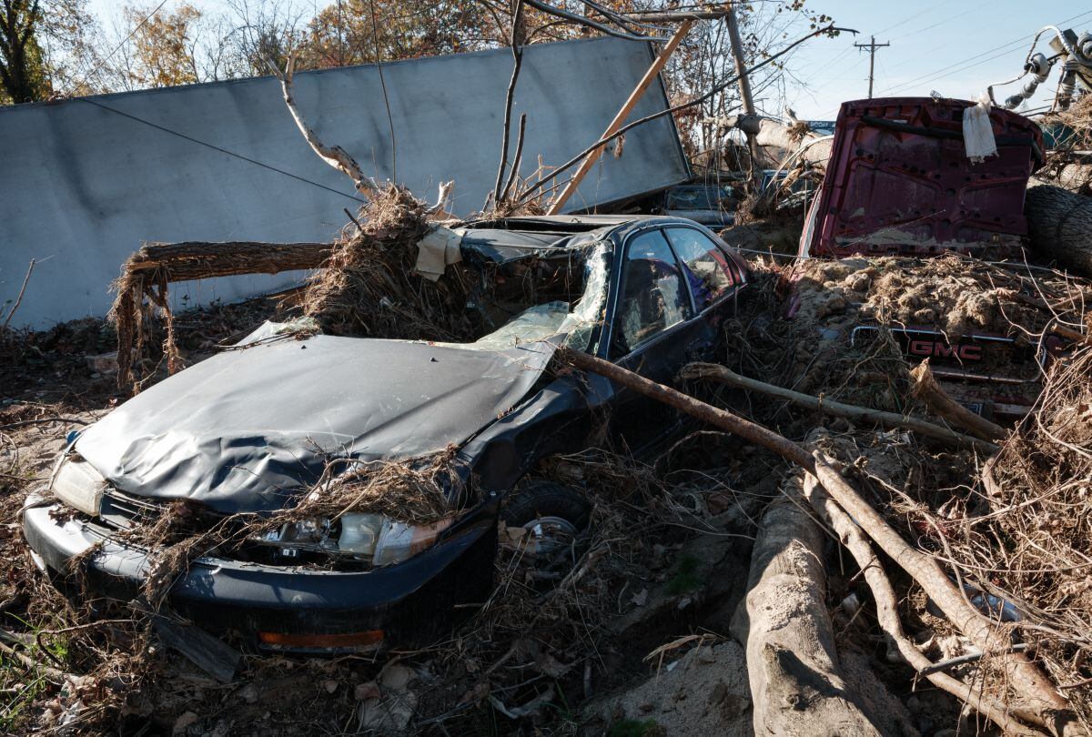 Escombros y coches destruidos permanecen a lo largo de la carretera un mes después de que el huracán Helen azotara la zona de Asheville, Carolina del Norte, el 28 de octubre de 2024 (Foto: Yasuyoshi Chiba / AFP)