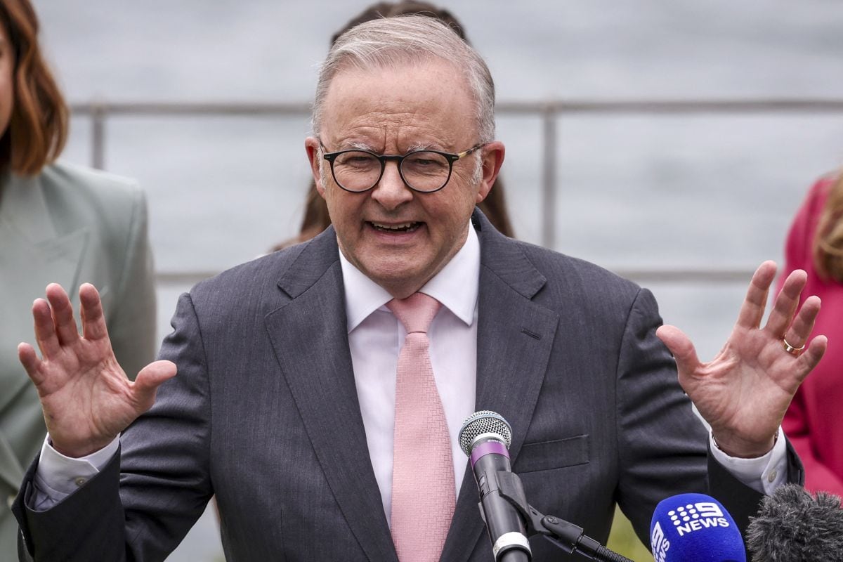 El primer ministro de Australia, Anthony Albanese, habla durante un acto oficial para marcar el inicio de la reforma de las redes sociales en Australia en Kirrilbilli House, en Sídney, el 10 de diciembre de 2025. (Foto de DAVID GRAY / AFP)