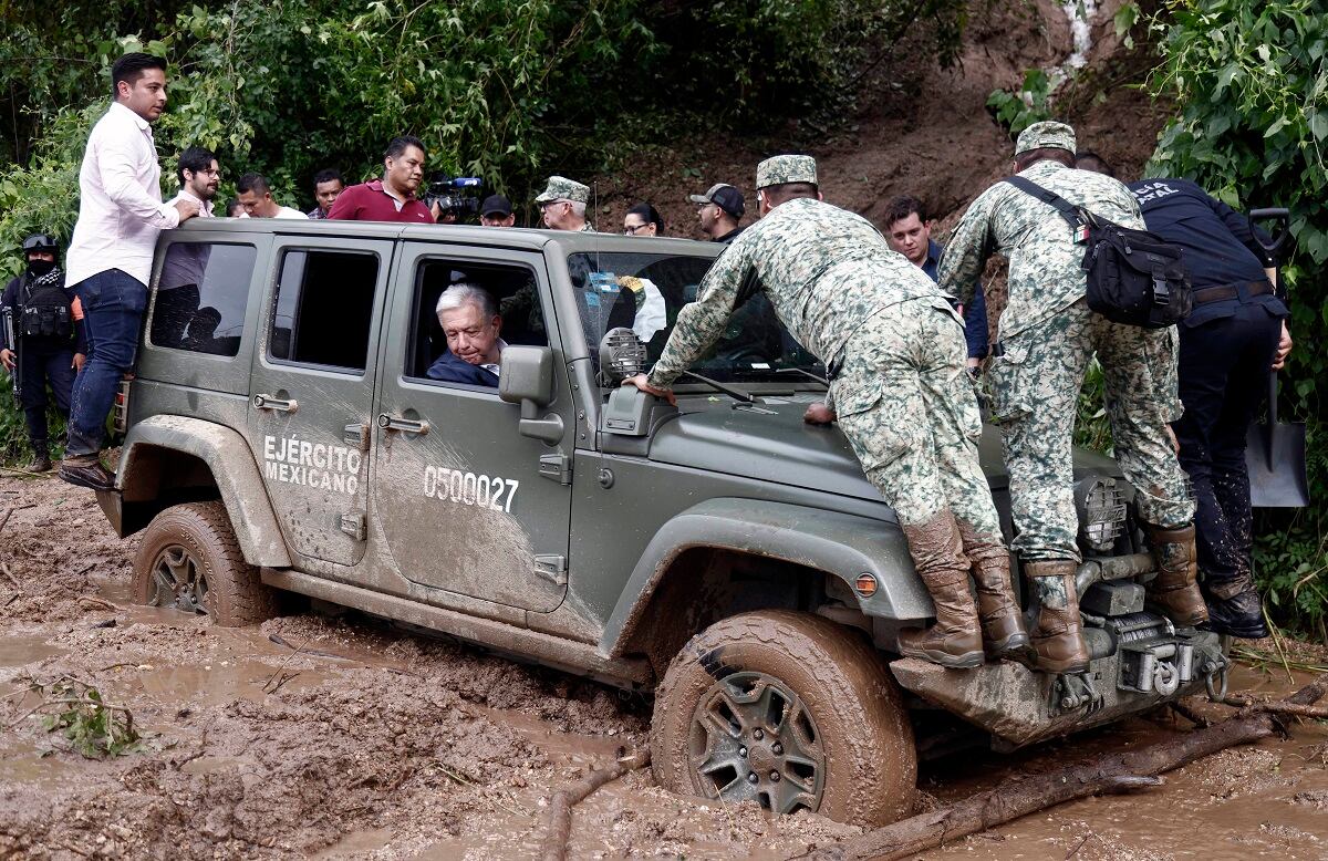 El presidente mexicano, Andrés Manuel López Obrador, durante una visita a la comunidad del Kilómetro 42, cerca de Acapulco, estado de Guerrero, México, tras el paso del huracán Otis, el 25 de octubre de 2023. (Foto de RODRIGO OROPEZA / AFP)