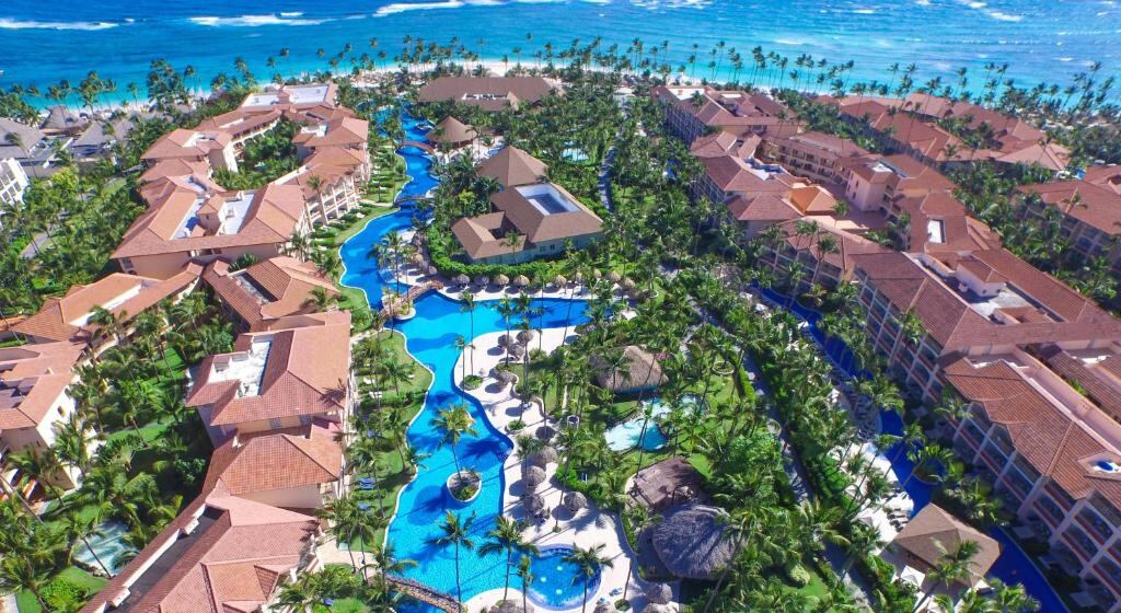 El hotel Majestic Colonial Punta Cana está situado junto a la playa de Arena Gorda y tiene vistas al mar Caribe, pistas de tenis, spa de lujo, 7 restaurantes y acceso a una playa privada.