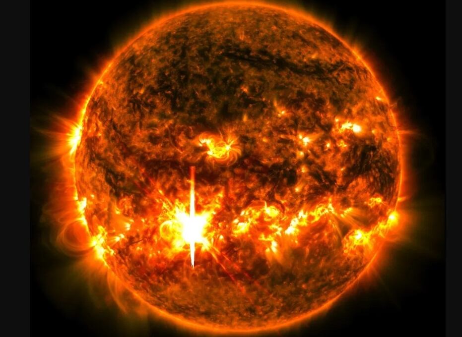 El Observatorio de Dinámica Solar (SDO) de la NASA capturó esta imagen de una llamarada solar, vista como el destello brillante en la parte inferior izquierda, el 1 de octubre de 2024. (Foto: NASA/SDO)