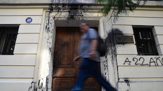 Embajada de Argentina en Chile fue atacada con pintura previo a protestas