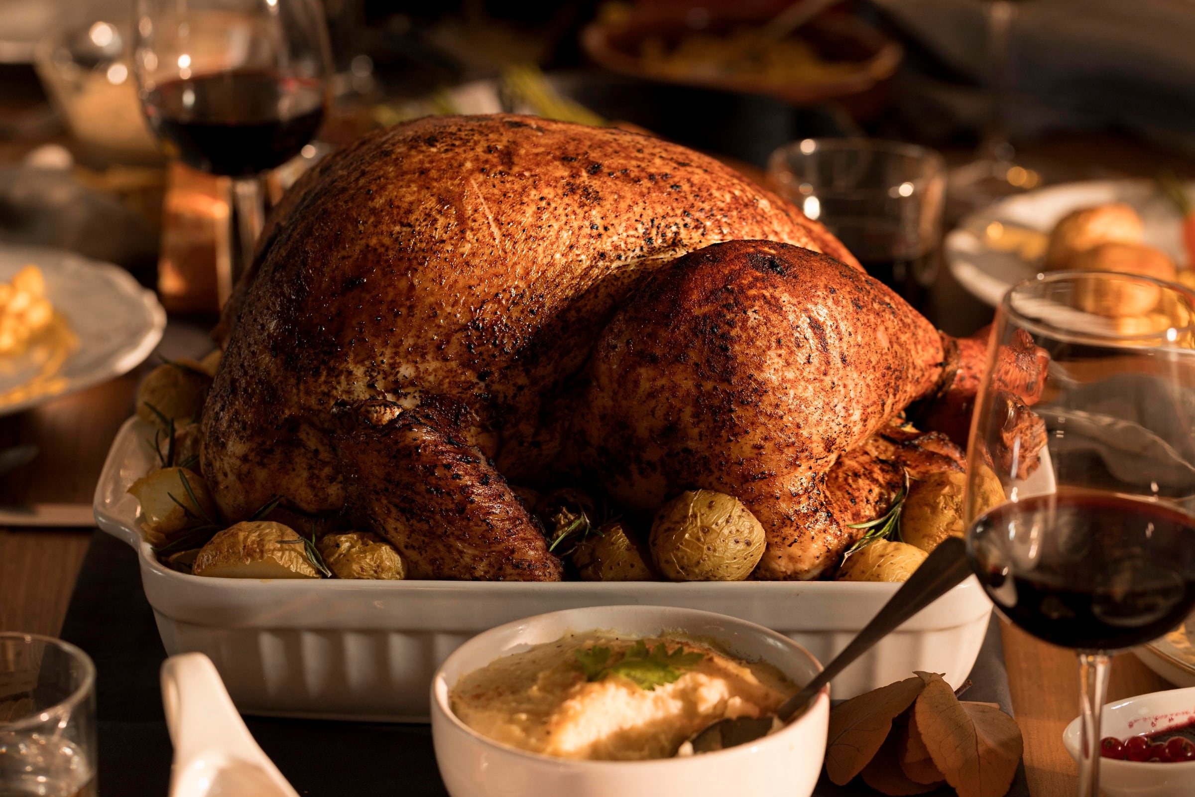 El Día de Acción de Gracias se caracteriza por una cena protagonizada por el pavo al horno, pero no es lo único que se presenta a la mesa (Foto: Freepik)